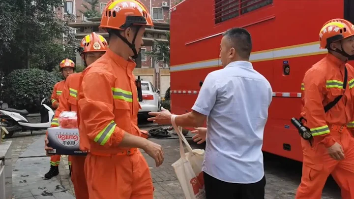 GLOBALink | People in flood-hit Henan show gratitude toward visiting firefighters - DayDayNews