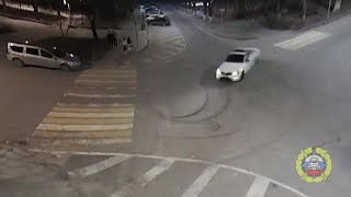 «Чуть не сбил пешеходов»: в Волгограде дрифтера на белом Mercedes лишают прав