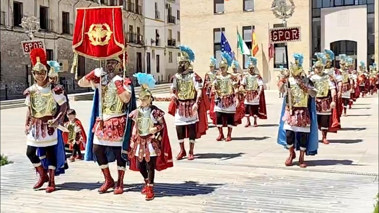 Desfile en honor a su 25 aniversario de la centuria romana del domingo resurrección Baena 27/04/25