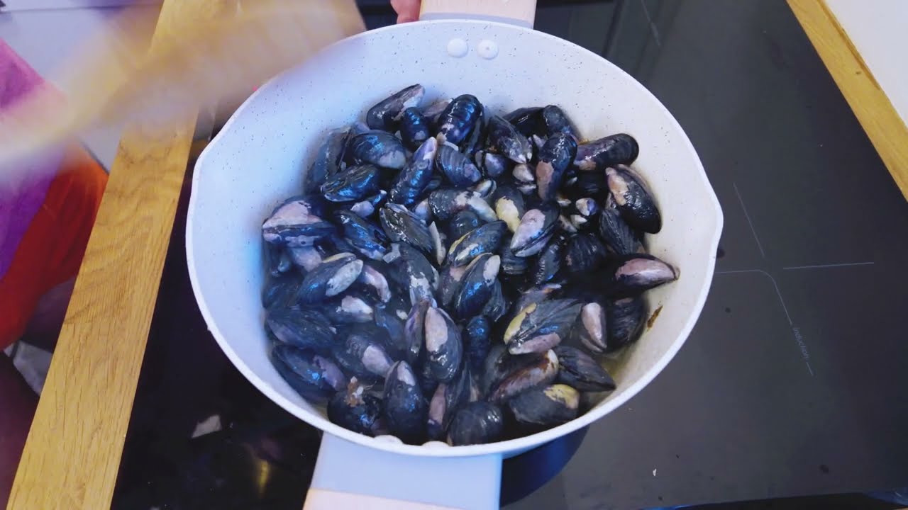 Harvesting winter Cornish mussels for a delicious cider cream and shallot sauce.