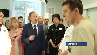 Виктор Томенко побывал в краевой клинической больнице и поздравил врачей