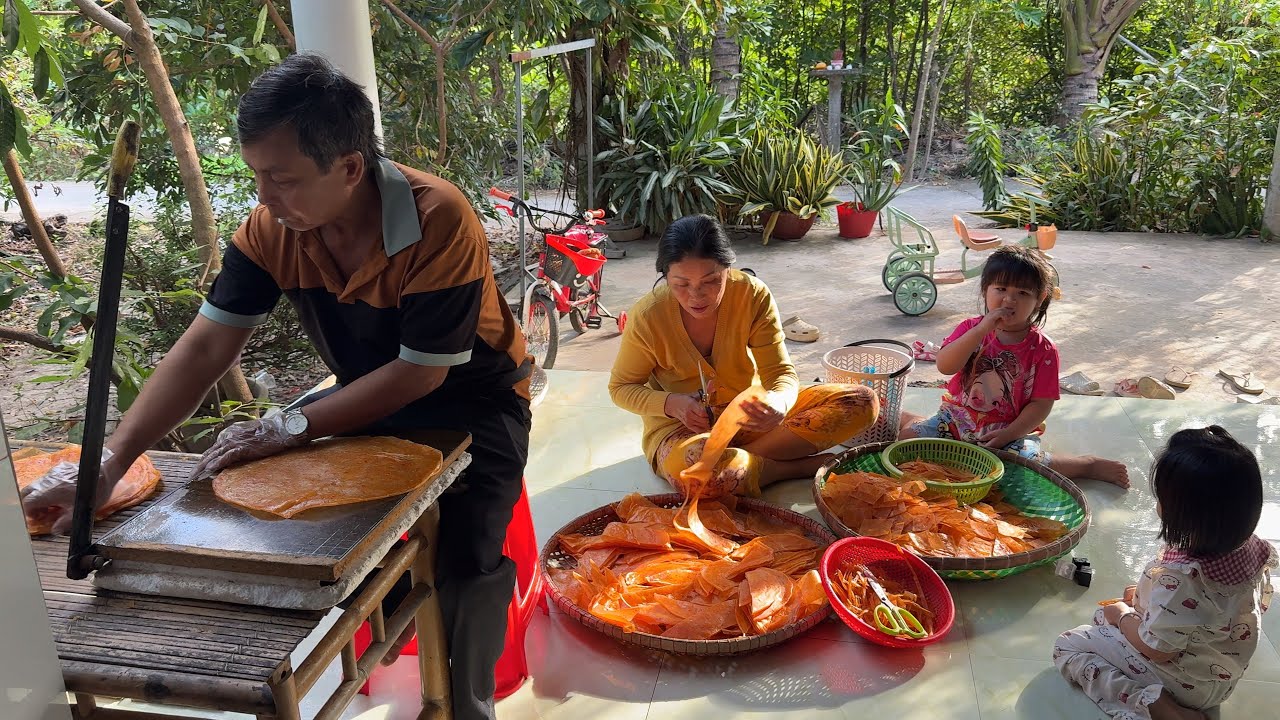 Về tới nhà thấy Cha Mẹ tất bật làm bánh phồng tôm khô giao đến khán giả ăn Tết | TNCM