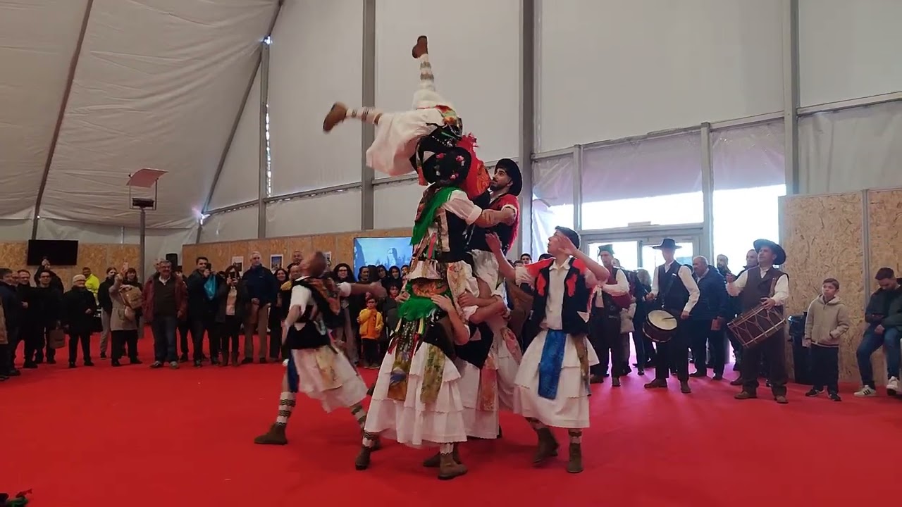 Grupo Folclórico Mirandês de Duas Igrejas - Pauliteiros de Miranda - Cavalhero e Assalto ao Castelo