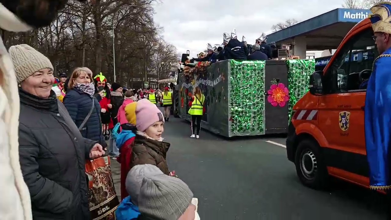 ALMANYA'DA HELAU❗❗ ÇOCUKLARA SEKER ATIYORLAR ❗❗