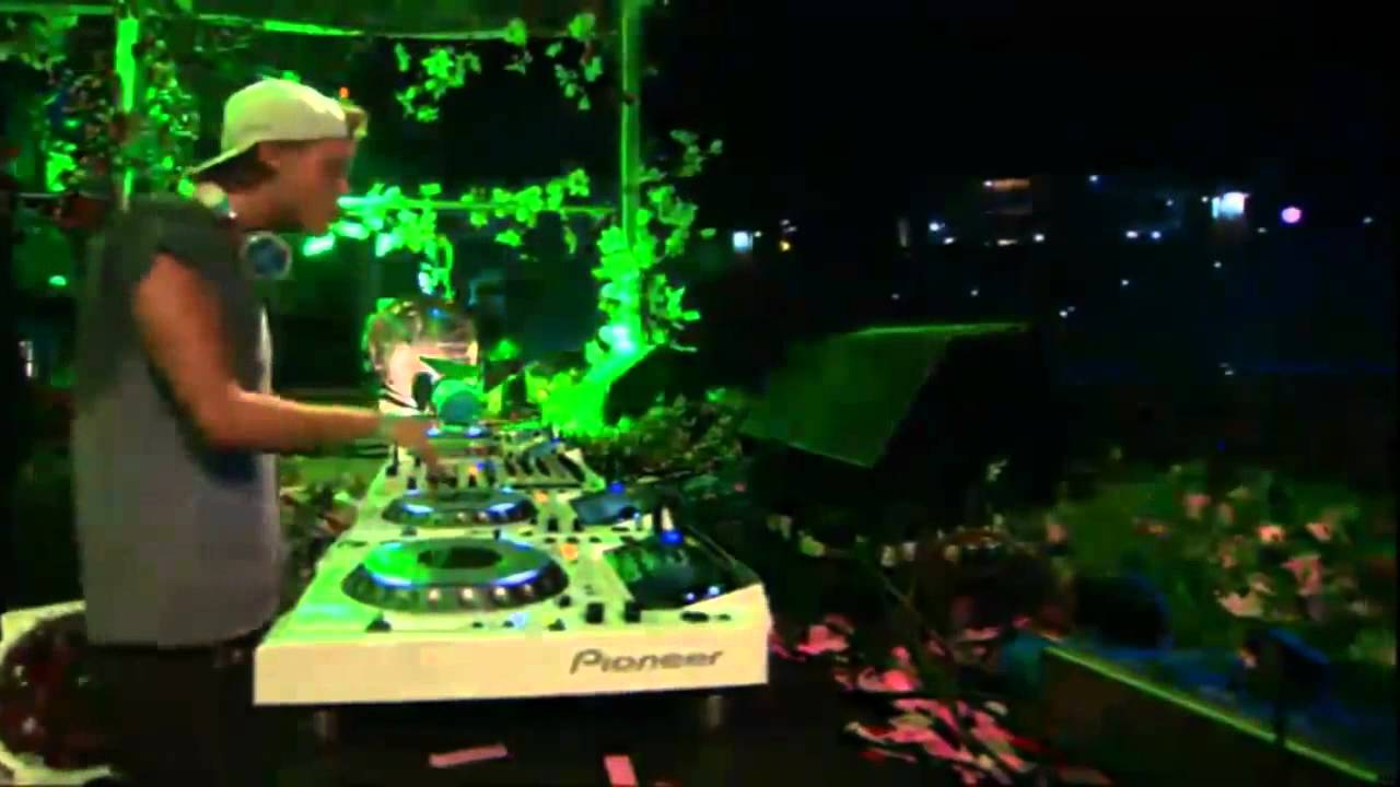 Avicii Live Set Tomorrowland 2012 (HD) YouTube