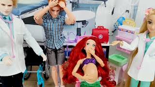 Disney Mermaid Ariel 🧜‍♀️ 🤰 Goes to the Hospital 🏥 / Tommy and Chelsea Babysitting Story👶