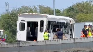 Choque entre camión y autobús deja al menos dos muertos y varios heridos al suroeste de San Antonio