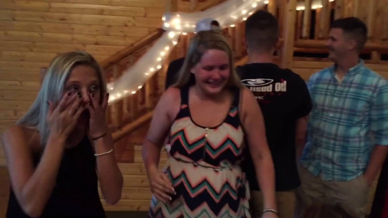 Марин и его семья устроили сюрприз сестрам и брату на выпускном вечере!