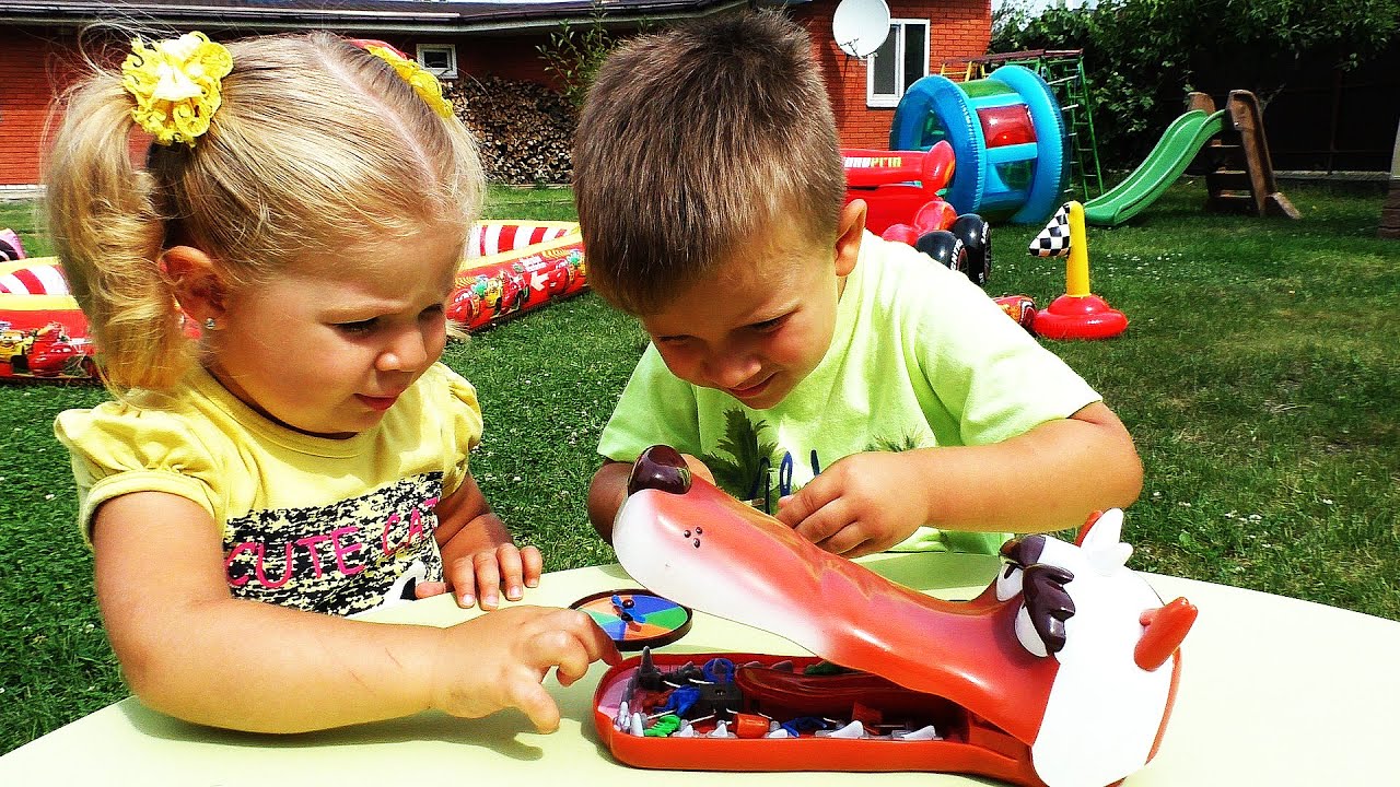 games people play Диана и Рома играют в игру БОЛЬНОЙ ВОЛЧОНОК Splash Toys