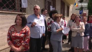 Comisarii protecției consumatorilor au organizat, miercuri, un protest spontan, în fața Comisariatului Regional pentru Protecția Consumatorilor - Regiunea București-Ilfov. Angajații sunt nemulțumiți d