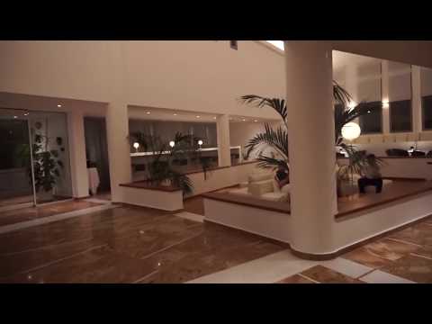 Video: Majestic Hotel on upea Santorinin kalderanäköala