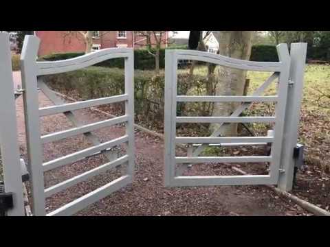 GIBIDI Kuda 200 gate rams fitted to 5 bar steel gates