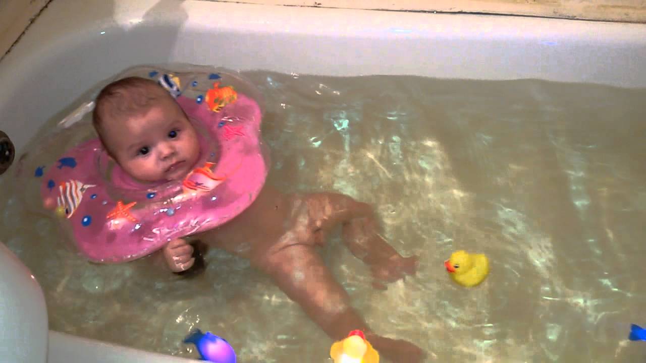 До скольки купаются. Купание младенца. Ребенок в ванной с кругом. Плавание грудничка в ванной. Для плавания малыша в ванной.
