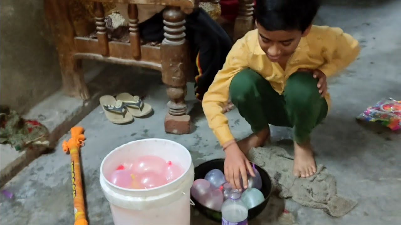 Holi ke liye baloons fula diye