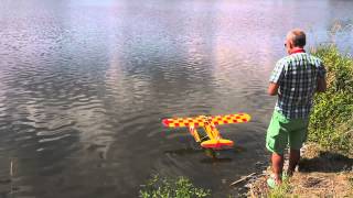 FunCub Maiden fligt on floats