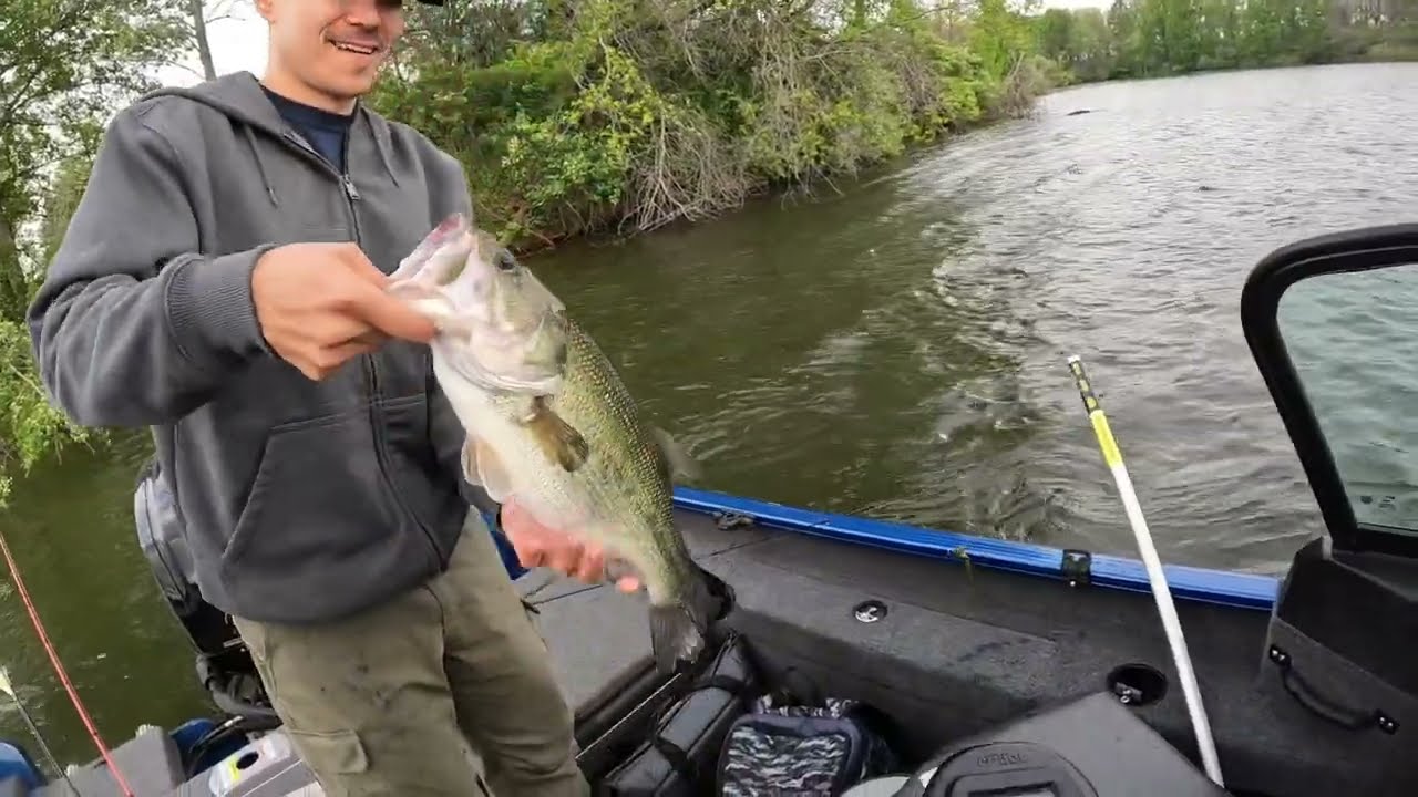 We FINALLY found some big bass! Sangchris lake bass fishing!
