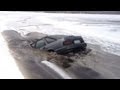 Bilen sjunker genom isen