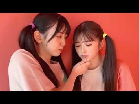 小川彩のあごを触る池田瑛紗