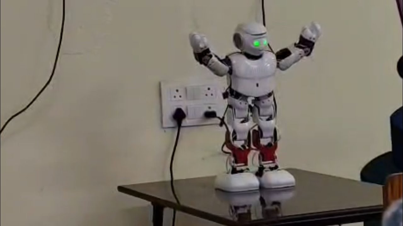 Nino Robot मजेदार ढंग से पढ़ा रहा है भलाड़-भलौना School के Students