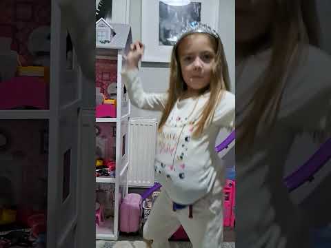 Dancing 💃 Cute Girl Nilya 👧 spinning around ❤️