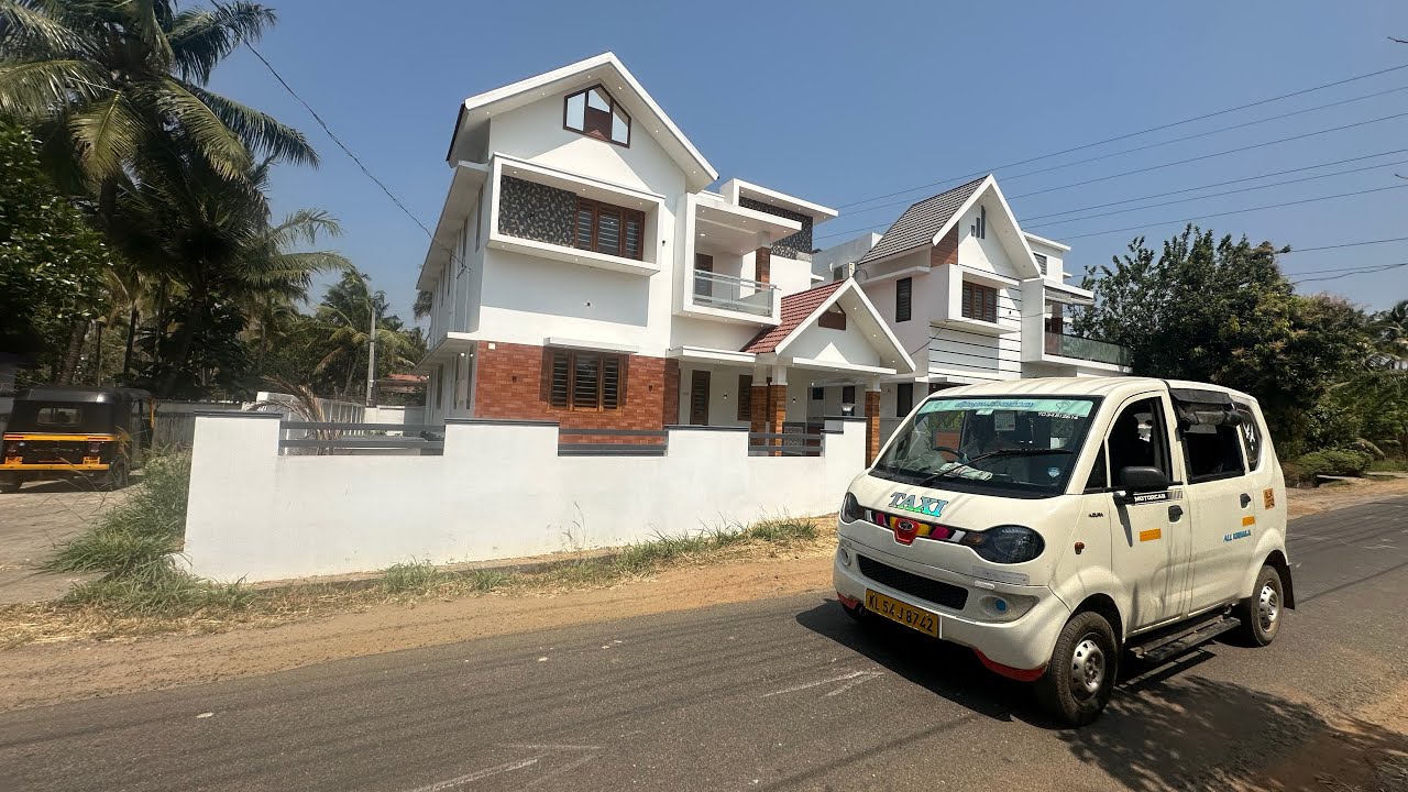 Новый дом с 4 спальнями, расположенный напротив автобусной остановки. В доме никто не живет.