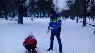 Наконец-то! Первый снег в Крыму! Папа и Анжелина испытывают санки.