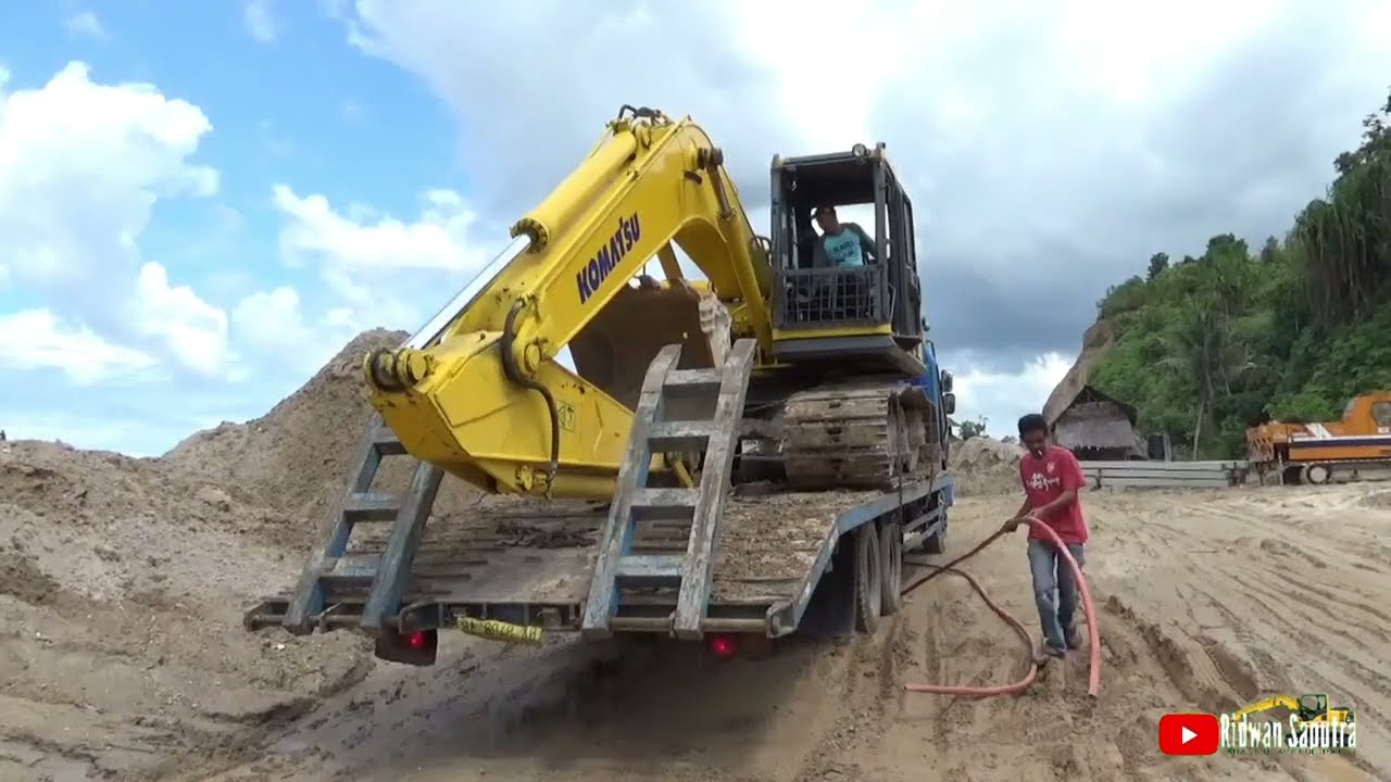 Komatsu PC200 Excavator Hauling Towing With Self Loader