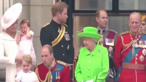 La Reina Isabel regaa al prncipe William en pblico