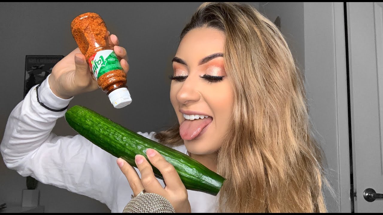 Asmr Español Comiendo Pepino And 35 Cosas Sobre Mi Eating Sounds Youtube 