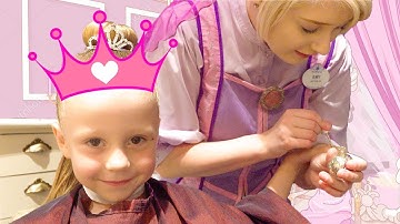 Nastya goes to the salon for princesses