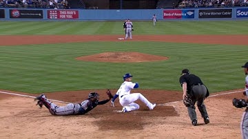 ATL@LAD: Simmons throws home to nab Guerrero