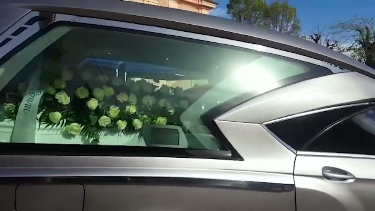 L’arrivo delle bare bianche di Giada e Alessio al funerale a Mesenzana