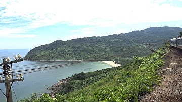 Tàu qua đèo Hải Vân - một trong những tuyến đường sắt đẹp nhất trên thế giới