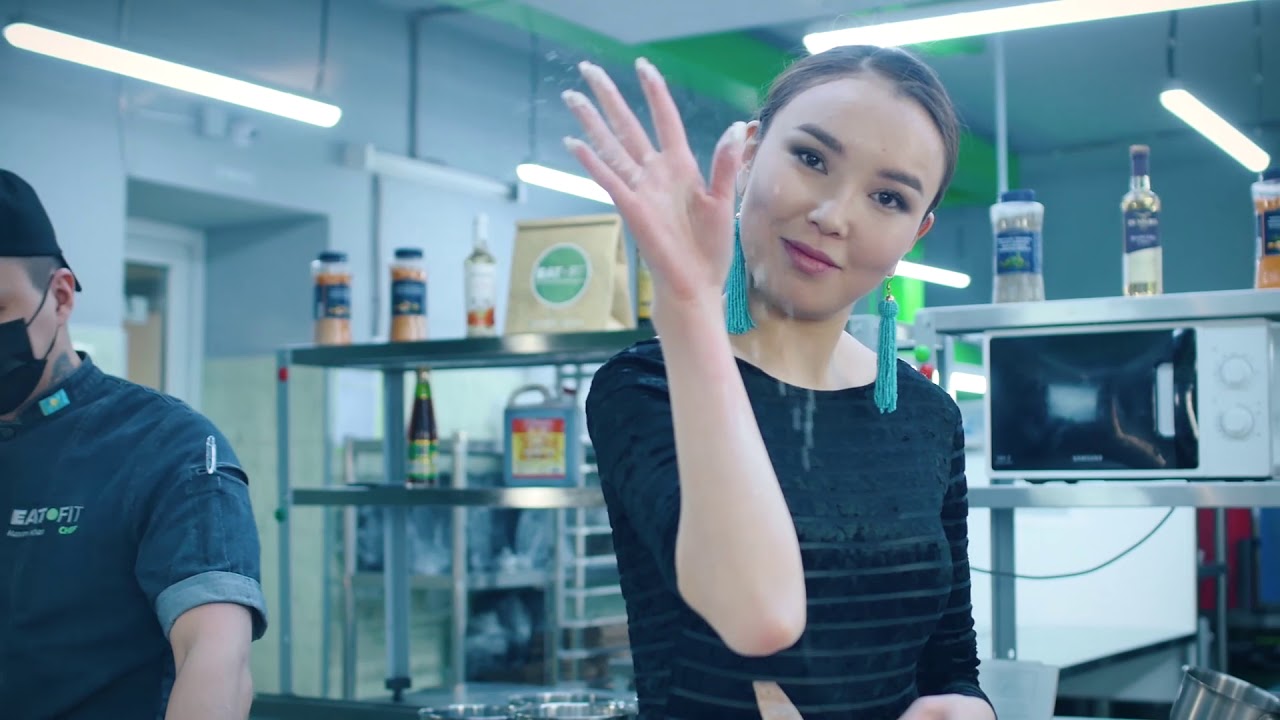 Модель Готовит - Cooking challenge with fashion model