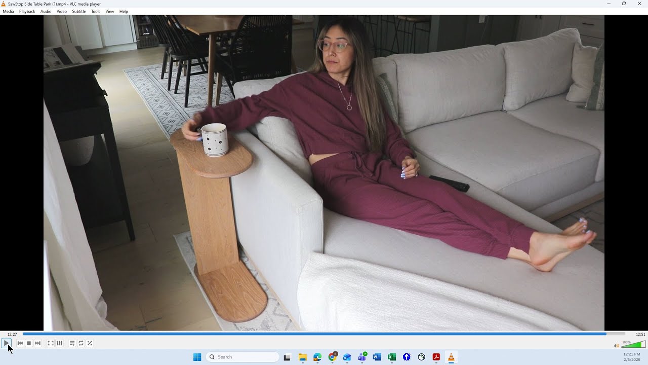 Украсьте свою гостиную удобным приставным столиком.