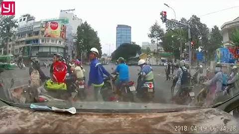 Tên cướp giật túi xách táo tợn, kéo lê cô gái hàng chục mét phố Sài Gòn