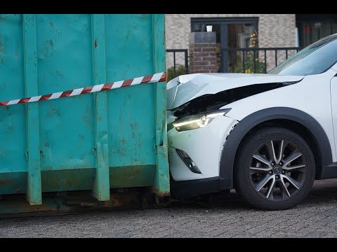 2021-12-16 Automobiliste botst tegen puincontainer op Bolkensteeg in Dongen
