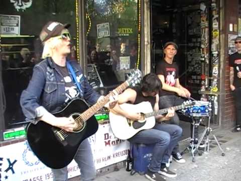Bambix - Leaking Fuel (Strassenkonzert Berlin 19.04.2014)