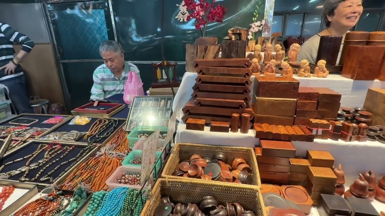 逛逛台北市建國玉市，這個位於建國高架橋下的古董玉器市場已有36年歷史，僅在周末開市平日是停車場，場內有數百家業者擺攤，周末到此地掏寶的朋友不少，也是外地遊客的打卡地點.