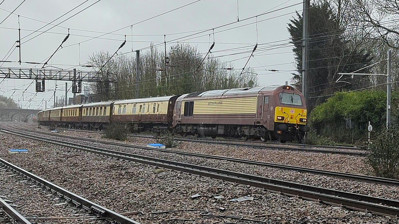  Train in the rain - Class 67021 & 67007 at Harringay 
