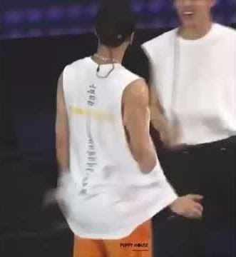 GOT7-JACKSON TAKE OFF HIS SHIRT AND SHOWS HIS ABS
