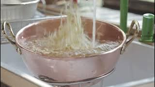 콩나물을 볶아 보세요. 진미채는 데쳐 보세요. 밑반찬 두가지 ...