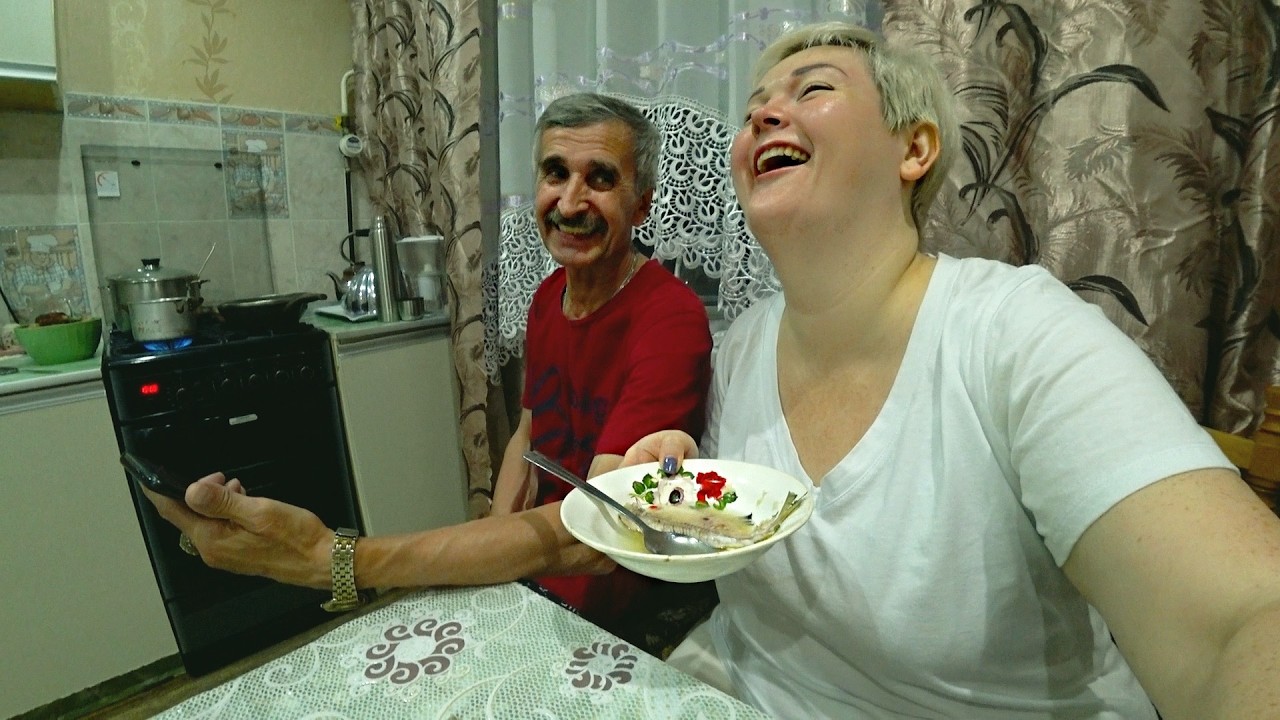 Мукбанг не упустила ШАНС и наелась вкусной УХИ) Готовим СКРОМНЫЙ семейный ужин все вместе