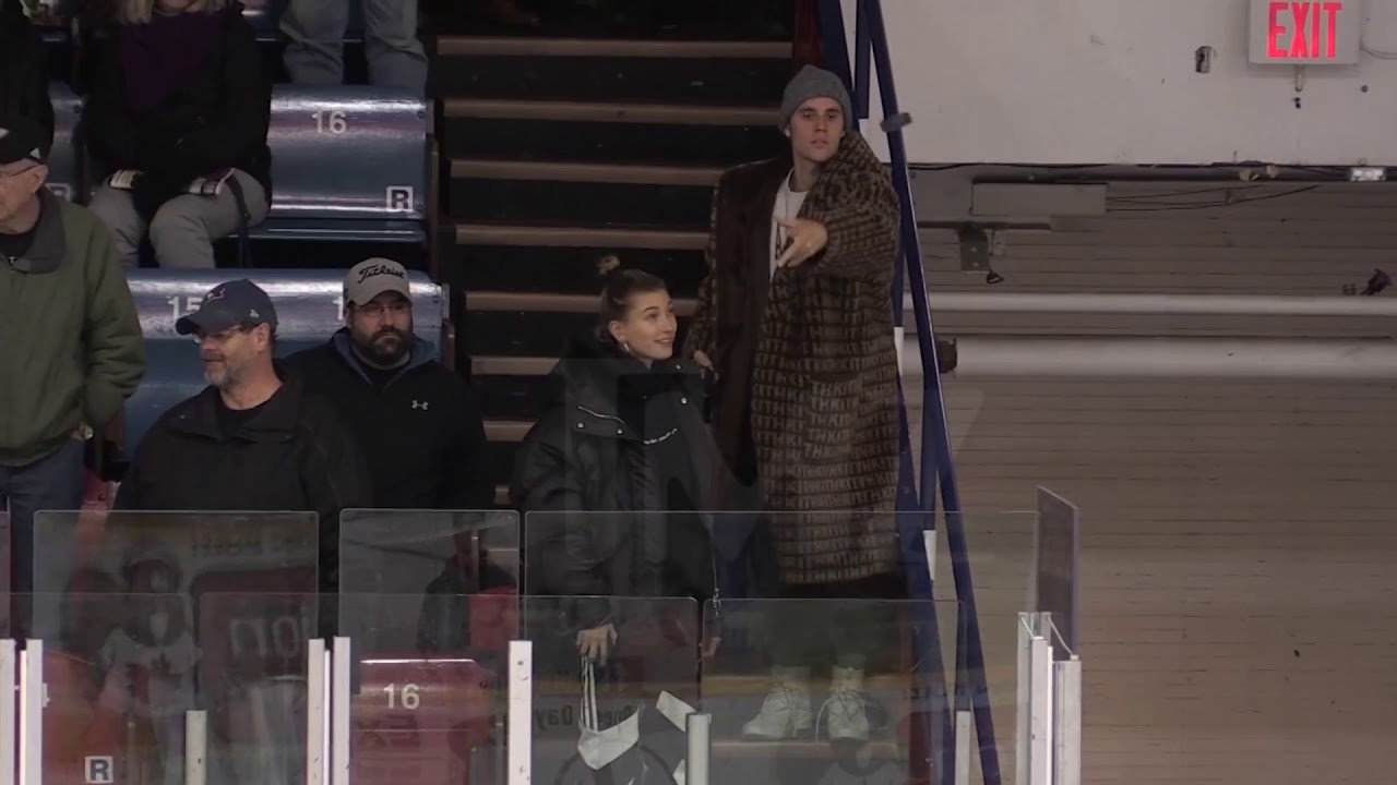 Justin Bieber plays shinny with Toronto Maple Leafs in Stratford