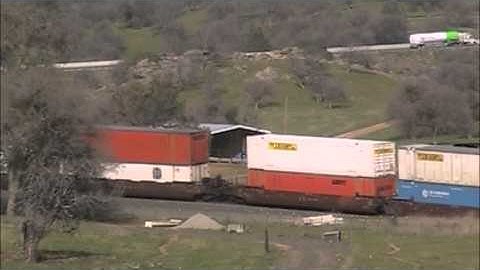 Railfanning at Tehachapi Loop Part 2 BNSF #6814 with a Double Stack Train