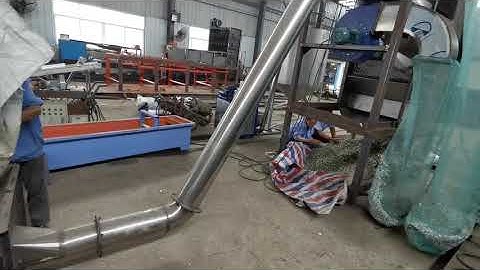 Zigzag machine for separating the labels of PET bottles