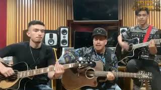 Video thumbnail of "Con tus besos - Eslabon Armado (pepe's office)"