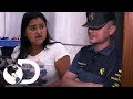 ¡Agentes no le creen a pasajera hondureña! | Control de fronteras: España | Discovery Latinoamérica