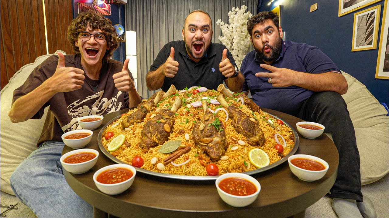 اسهل طريقة لكبسة اللحم 😋 و طريقة اختيار الرمان 😂 (ذكريات السعودية 🇸🇦)  - على الطبلية مع ادهم