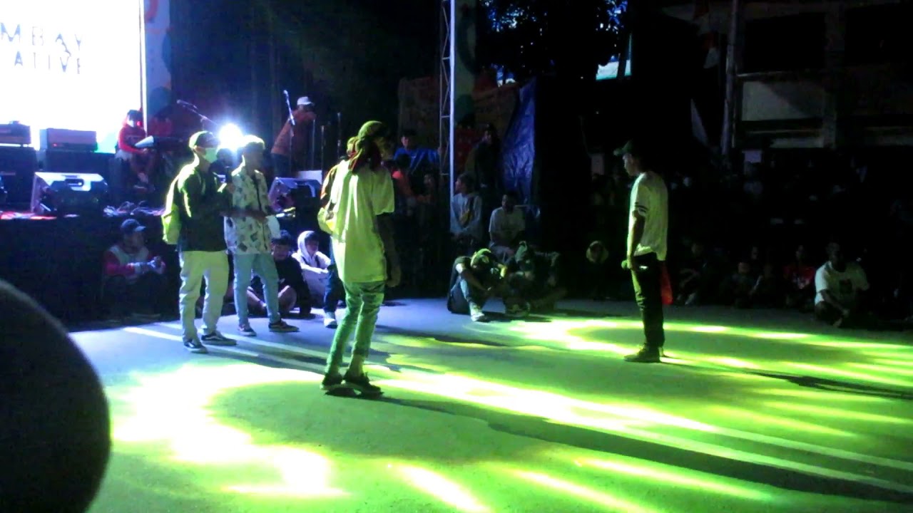 Jayapura baribut tim kaos Putih vs kaos warna warni